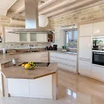 Elia, By Hellocrete Vila *