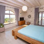 Vila Elia, By Hellocrete *