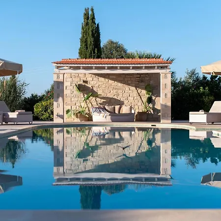 Elia, By Hellocrete Villa