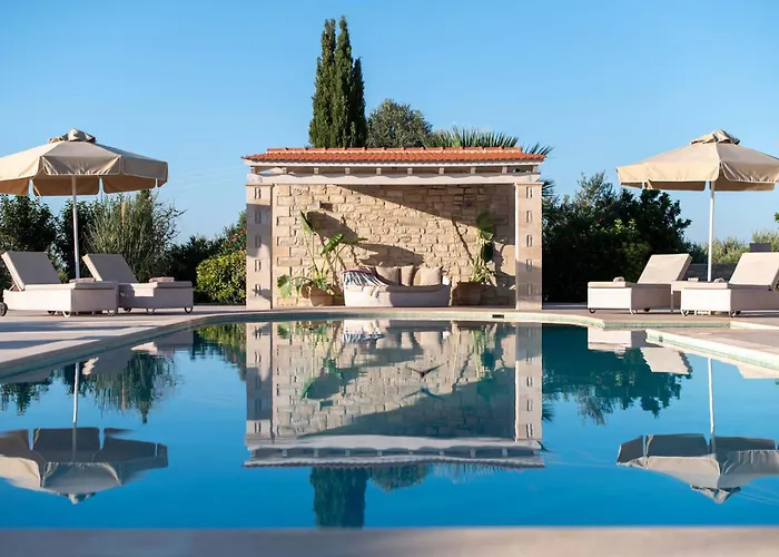 Elia, By Hellocrete Villa