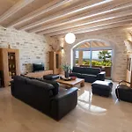 Elia, By Hellocrete Villa