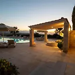 Elia, By Hellocrete Villa *